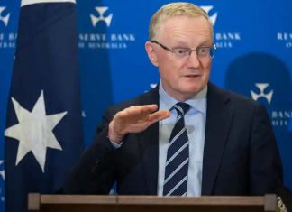 중앙은행 기준 금리 한달만에 0.85%로 인상 Governor of the Reserve Bank of Australia, Philip Lowe, speaks during a press conference after the RBA lifted the official interest rate to 0.35%. Photograph Getty Images