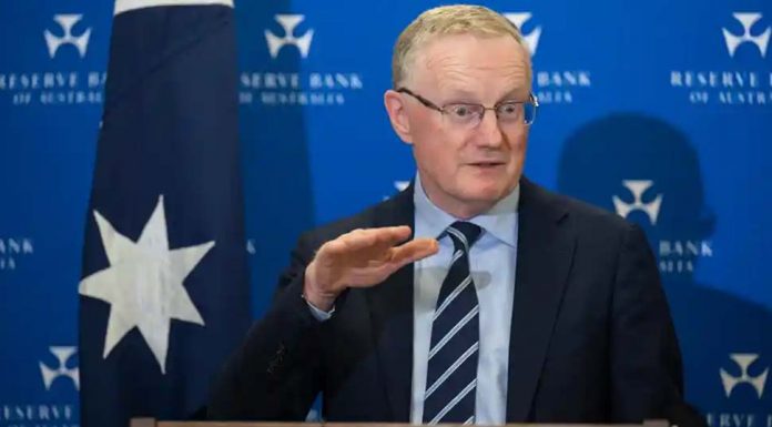 중앙은행 기준 금리 한달만에 0.85%로 인상 Governor of the Reserve Bank of Australia, Philip Lowe, speaks during a press conference after the RBA lifted the official interest rate to 0.35%. Photograph Getty Images