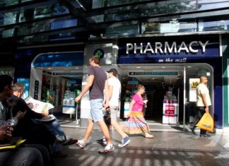 트리플 제로 전화해도 긴급 아니면 GP에 이송 NSW Ambulance said it was reviewing an “alternate transport option” that would deliver non-emergency patients who call triple zero to healthcare services such as pharmacies.CREDITMICHELLE SMITH
