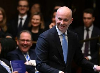 NSW주 2022/2023 예산백서 발표 NSW Treasurer Matt Kean hands down the 2022-2023 NSW budget. The budget, and state economies, could be derailed by higher interest rates.CREDITPOOL