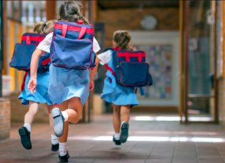 NSW 학교 150달러 바우처 제공 NSW families will get a $150 back to school voucher to help with the cost of supplies like books and bags. (Getty)