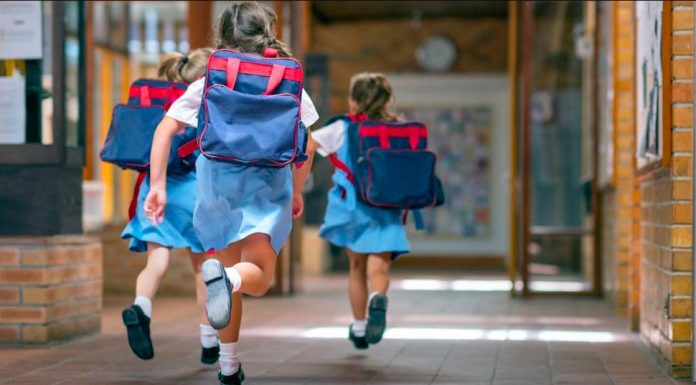 NSW 학교 150달러 바우처 제공 NSW families will get a $150 back to school voucher to help with the cost of supplies like books and bags. (Getty)