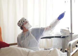 호주의 노인요양에서 매년 65,000명 직원 감소 Nurses are increasingly leaving their jobs. (AP)