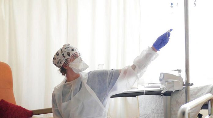 호주의 노인요양에서 매년 65,000명 직원 감소 Nurses are increasingly leaving their jobs. (AP)