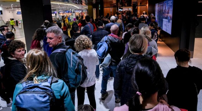 해외 숙련기술자 호주 입국 비자발행 ‘늑장’ People are waiting months for their visa applications to be processed.CREDITEDDIE JIM