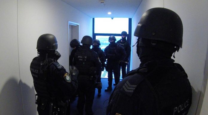 시드니 범죄 조직 15명 체포 Police have arrested 15 people and seized numerous stolen motor vehicles and prohibited drugs during a co-ordinated week of action.