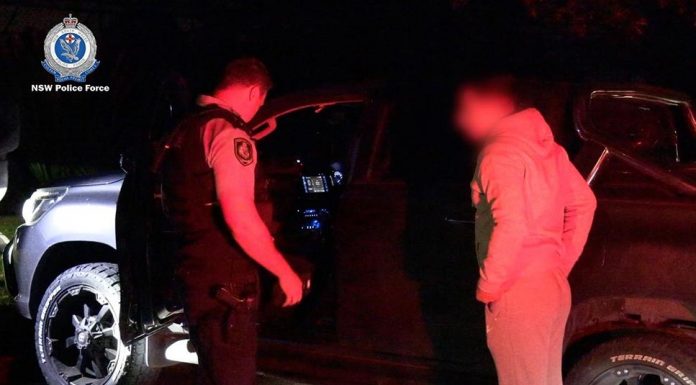경찰, 청소년 폭력 단속 나흘 만에 232명 기소 Police search a car as part of Operation Foil. Picture NSW Police