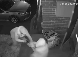 CCTV에 여성이 매복 공격, 참혹한 순간 포착 The 27-year-old woman was unpacking her car outside her Doonside residence in Western Sydney on Sunday night when a man ambushed her. Picture 9 News