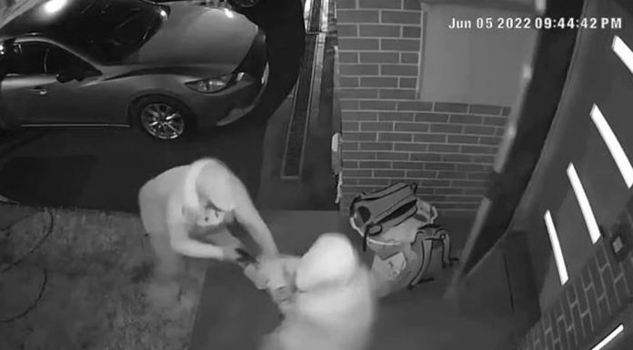 CCTV에 여성이 매복 공격, 참혹한 순간 포착 The 27-year-old woman was unpacking her car outside her Doonside residence in Western Sydney on Sunday night when a man ambushed her. Picture 9 News