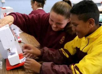 NSW 정부, 교사 부족 해소를 위해 임시직 교사 검토 The New South Wales government is considering using fly-in fly-out teachers to solve ongoing staff shortages in schools. (9News)