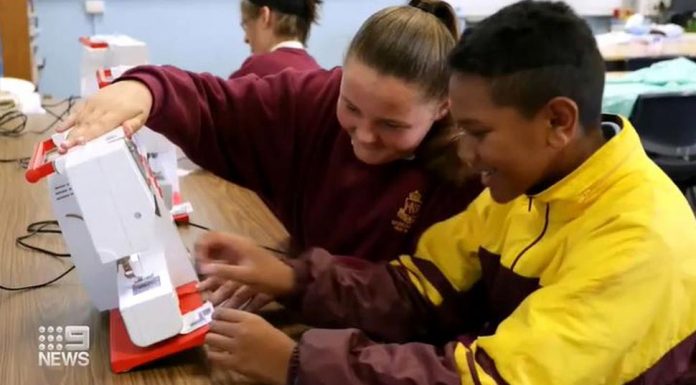 NSW 정부, 교사 부족 해소를 위해 임시직 교사 검토 The New South Wales government is considering using fly-in fly-out teachers to solve ongoing staff shortages in schools. (9News)