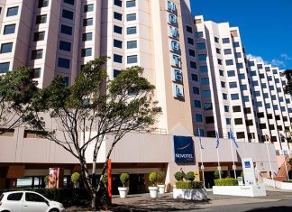 NSW 채무 추심원, 수백만명 미지급 호텔 검역 비용 추적 The Novotel quarantine hotel in Darling Harbour. (Edwina Pickles)