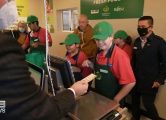 사회적 기회를 제공, 울워스 슈퍼마켓 The national expansion of the program was announced at the opening of the newest Mini Woolies at Clarke Road School in Hornsby, Northern Sydney. (9News)