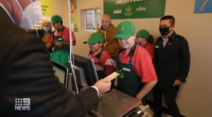 사회적 기회를 제공, 울워스 슈퍼마켓 The national expansion of the program was announced at the opening of the newest Mini Woolies at Clarke Road School in Hornsby, Northern Sydney. (9News)