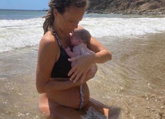 태평양에서 출산 : 바이러스성 자유주의 출산에 대한 경고 The unconventional birth has gone viral on social media. Picture Jam Press