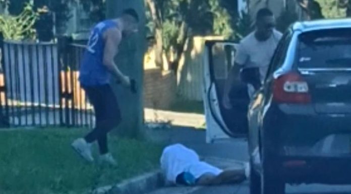 시드니에서 발생한 교통사고에서 총기 등장 Witnesses allegedly saw a gun pulled during the incident which was then taken off him by another man.