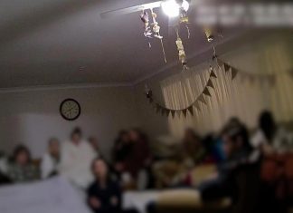 퀸즐랜드, 치료 거부로 아동을 사망 A search warrant was executed leading to the arrest of 12 people believed responsible for the death today. (Queensland Police)