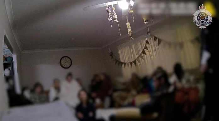 퀸즐랜드, 치료 거부로 아동을 사망 A search warrant was executed leading to the arrest of 12 people believed responsible for the death today. (Queensland Police)