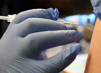 오미크론 변이 우세종 호주 확산일로 병원 입원환자 급증 Five million Australians are yet to receive their COVID-19 booster shot.CREDITAP