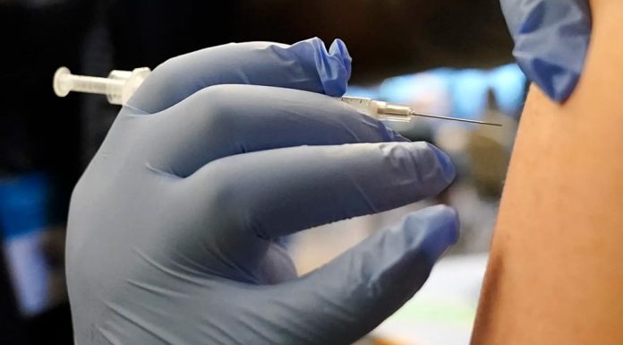 오미크론 변이 우세종 호주 확산일로 병원 입원환자 급증 Five million Australians are yet to receive their COVID-19 booster shot.CREDITAP