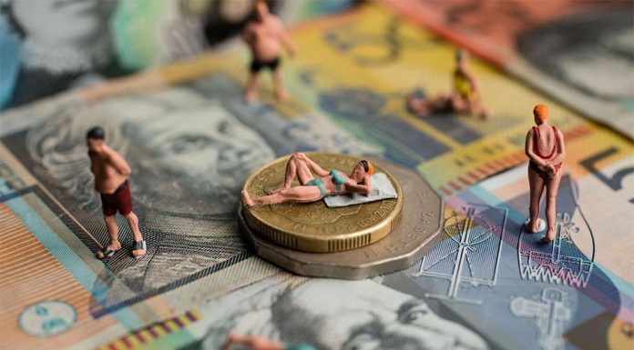 안정적인 노후생활 위해서는 얼마를 저축해야 할까 How much you need to save for a secure and happy retirement is one of the big questions all Australians will ponder. (Nine Dominic Lorrimer)