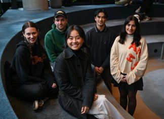 호주 인구 5년사이 2,550만명으로 증가 Melbourne millennials Shelby Hobbs, Shaun Ponton, Yui Huo, Josh Segal and Liana Dowie say their generation is more prepared to take risks.CREDITJOE ARMAO