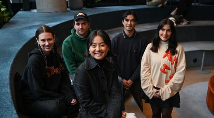 호주 인구 5년사이 2,550만명으로 증가 Melbourne millennials Shelby Hobbs, Shaun Ponton, Yui Huo, Josh Segal and Liana Dowie say their generation is more prepared to take risks.CREDITJOE ARMAO