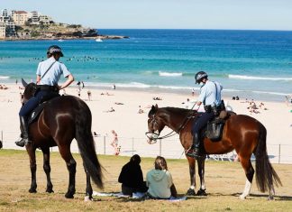 NSW주 코비드 벌금 무효화되나? NSW Police enforcing the public health order in August. CREDITRENEE NOWYTARGER