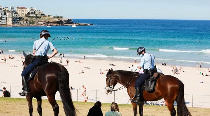 NSW주 코비드 벌금 무효화되나? NSW Police enforcing the public health order in August. CREDITRENEE NOWYTARGER