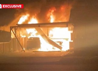 방화 사건으로 불타는 집을 탈출하던 순간포착 Police believe it was an arson attack. (9News)