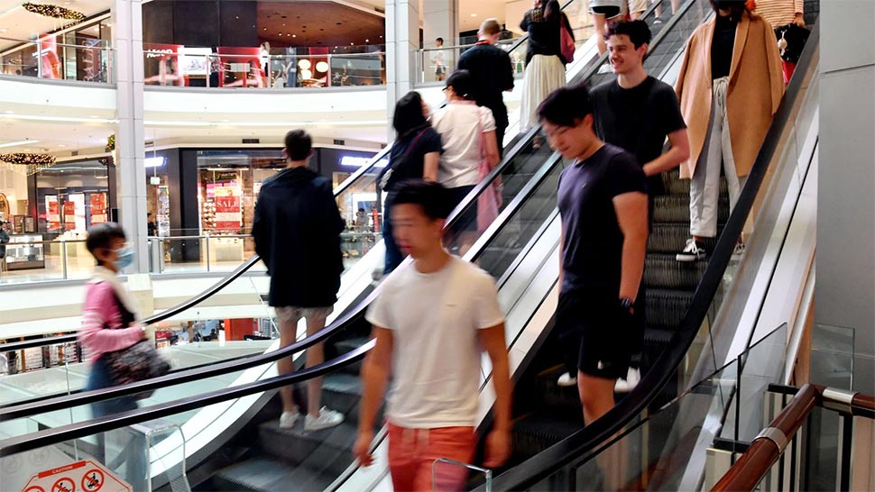 Retail bosses have called on the Federal Government to urgently address the labour and skills crisis. (SMH Sam Mooy)