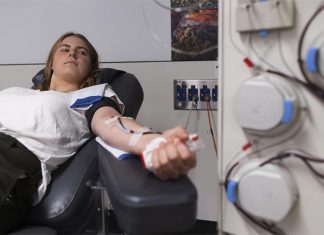 광우병 발병 당시 영국에 있었던 사람들, 이제 헌혈 가능 Sasha Culley donates at the Blood Donation Centre at Town Hall in Sydney in March. (Brook Mitchell)