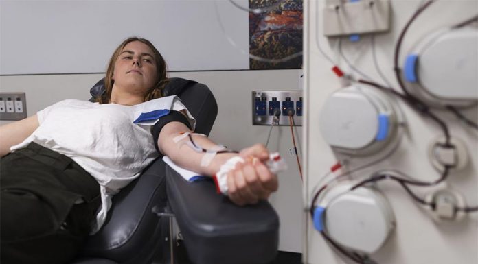 광우병 발병 당시 영국에 있었던 사람들, 이제 헌혈 가능 Sasha Culley donates at the Blood Donation Centre at Town Hall in Sydney in March. (Brook Mitchell)