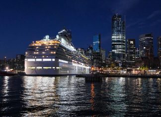 오미크론 새 변종 확산세 The Coral Princess arrived at Circular Quay just before sunrise on Wednesday morning. CREDITPETER RAE
