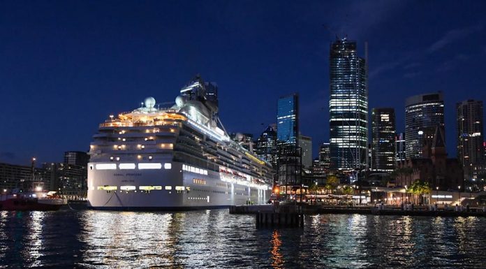 오미크론 새 변종 확산세 The Coral Princess arrived at Circular Quay just before sunrise on Wednesday morning. CREDITPETER RAE