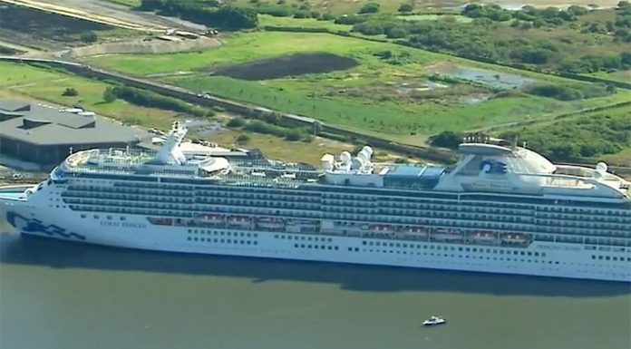 코로나19 발병 확산에도 불구, 계속 운행한 크루즈 The Coral Princess cruise ship is battling a COVID-19 outbreak.