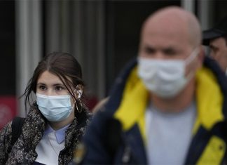 호주 위기에 처한 의료 시스템 The Victorian Government is only recommended masks be worn. (AP)