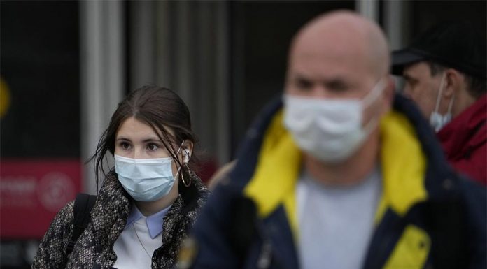 호주 위기에 처한 의료 시스템 The Victorian Government is only recommended masks be worn. (AP)