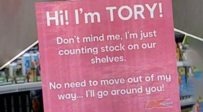 K마트, 로봇 직원 ‘토리’ 등장 The new robots have these signs on them to alert customers as to what they are doing. Credit riakia82TikTok