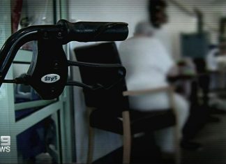 전직 노인요양 간호사, 코로나19 범유행 처리를 비난 The nurse, who chose to remain anonymous, said aged care residents were restricted to their rooms for weeks on end, alone and unable to see family or friends. (9News)