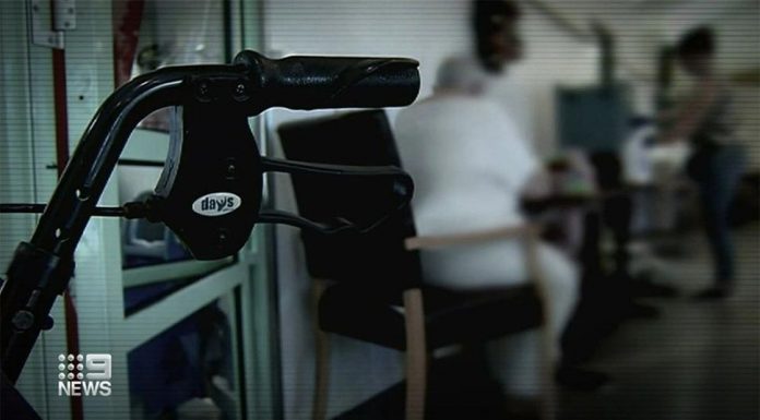 전직 노인요양 간호사, 코로나19 범유행 처리를 비난 The nurse, who chose to remain anonymous, said aged care residents were restricted to their rooms for weeks on end, alone and unable to see family or friends. (9News)