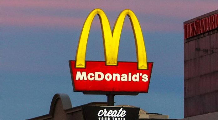 맥도날드, 기술 부족으로 직원 채용에 1,000달러 보너스 적용 The skills shortage is affecting McDonald's with one of its franchisees offering a $1000 sign-on bonus for new staff. (Morgan Hancock)