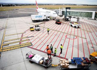 여행객들의 고통 가중시키는 호주공항 수하물 취급자 파업 Workers at baggage handling and ground crew company Dnata are moving to take industrial action. (Getty)