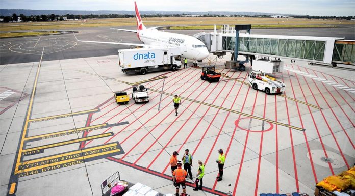 여행객들의 고통 가중시키는 호주공항 수하물 취급자 파업 Workers at baggage handling and ground crew company Dnata are moving to take industrial action. (Getty)