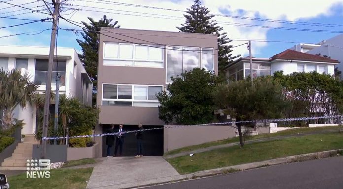 시드니 여성 현관문서 46세 남성한테 흉기에 찔려 A crime scene was been established on the cliffs of Dover Heights. (Nine)