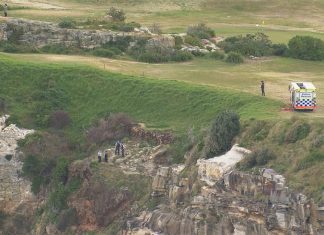 노스본다이에서 낚시중 사망사고 발생 A man has died after pulled from the water at North Bondi. (9News)