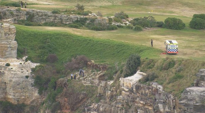 노스본다이에서 낚시중 사망사고 발생 A man has died after pulled from the water at North Bondi. (9News)