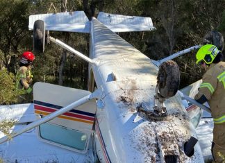 뉴사우스웨일스, 경비행기가 추락에도 경상 A man has walked away with relatively minor injuries after a light plane has crashed at an airport on the NSW Central Coast. (NSW Ambulance)