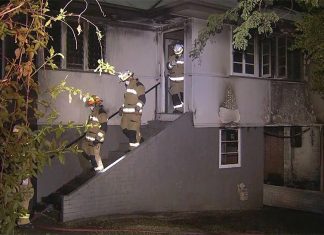 브리즈번사는 할머니 집 화재로 병원에 입원 An elderly woman has been taken to hospital in a serious condition after a fire gutted her home in Brisbane's inner suburbs. (Nine)-
