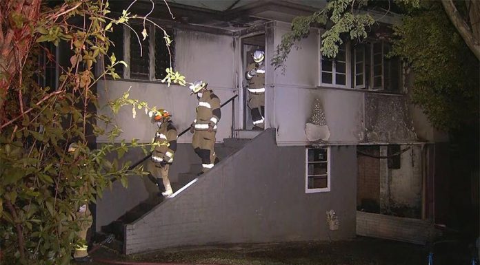 브리즈번사는 할머니 집 화재로 병원에 입원 An elderly woman has been taken to hospital in a serious condition after a fire gutted her home in Brisbane's inner suburbs. (Nine)-